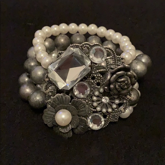 Metal and Pearl Bracelet - Picture 2 of 2